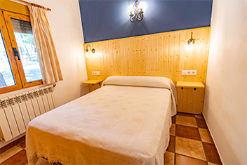 Habitación de matrimonio de la casa rural Fuente Rota en Riópar